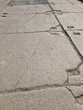 Betonplattenstra&szlig;e in der DDR aus Sowjetzeiten f&uuml;r Panzer