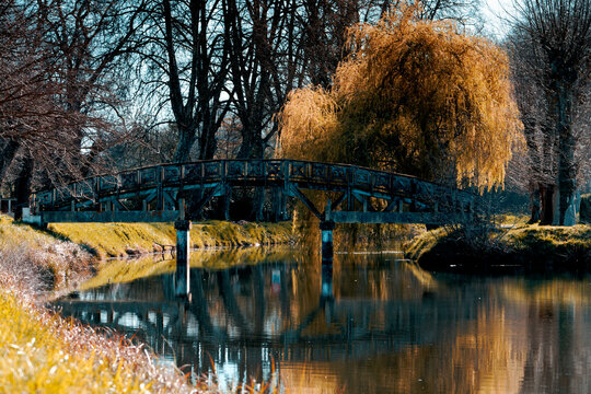 Footbridge over the river at Lalinde in fall colors