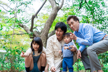 おじいちゃんと一緒に遊ぶ家族