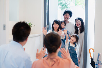 祖父母の家に遊びに来た家族