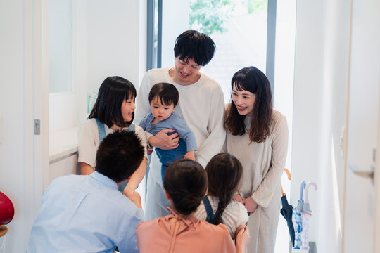 祖父母の家に遊びに来た家族