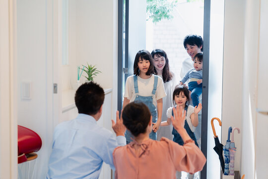 祖父母の家に遊びに来た家族