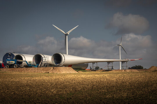 Rotorbl&auml;tter einer Windkraftanlage der Firma Vestas liegen auf einer Baustelle f&uuml;r einen neuen Windpark in Augustenhof bei Lensahn in Schleswig-Holstein