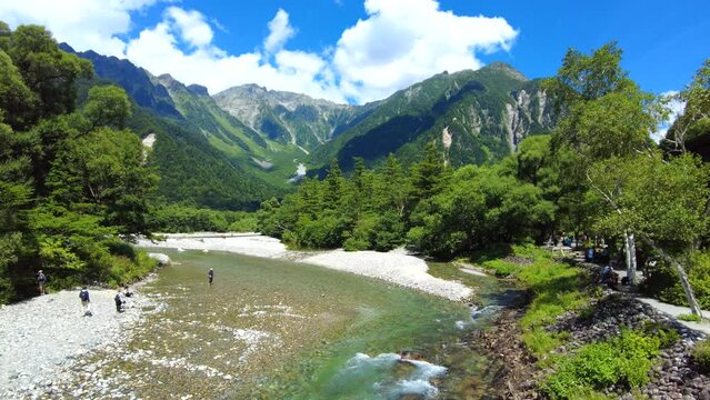 穂高連峰と梓川に臨む長野県上高地の夏風景 4K  2023年8月29日 河童橋から撮影