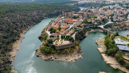 vista aérea del municipio de Buitrago de Lozoya en la comunidad de Madrid, España	 - obrazy, fototapety, plakaty