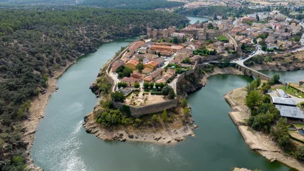 Rolgordijnen vista aérea del municipio de Buitrago de Lozoya en la comunidad de Madrid, España  © Antonio ciero