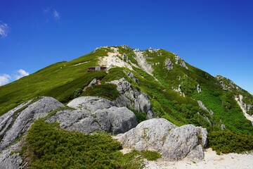 中央アルプス　空木岳山頂と駒峰ヒュッテを望む