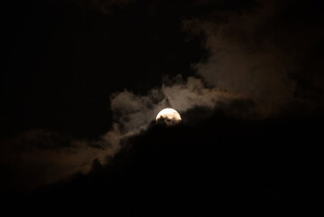 Der halb bedeckte Mond und Wolken  - 643634916
