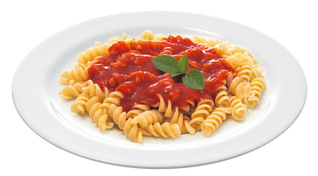prato com penne ao molho de tomates frescos e manjeric&atilde;o isolado em fundo transparente - macarr&atilde;o ao molho sugo