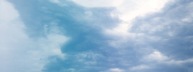 Obraz premium rainy clouds deep blue winter light sunny day sunny sky blue light watercolor background. Aquarelle painting brush effect card paper textured canvas cloudy smoke space for text, entertaining card