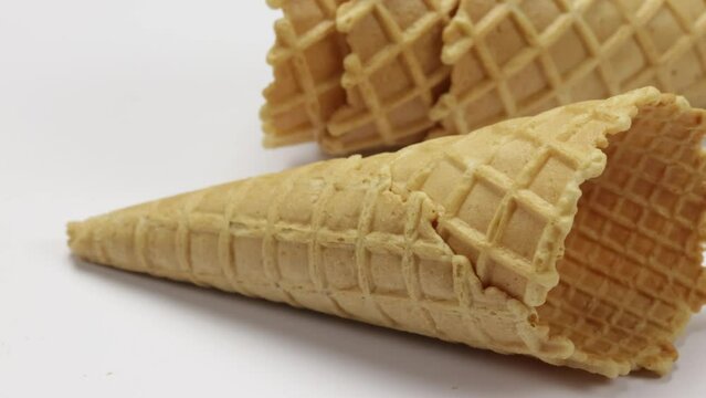 cornet de glace isol&eacute; sur fond blanc