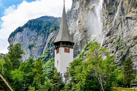 Lauterbrunnen, Wasserfall, Kirche,  Staubbachfall, Fluss, Weisse L&uuml;tschine, Lauterbrunnental, Wanderweg, Berner Oberland, Alpen, Sommer, Schweiz
