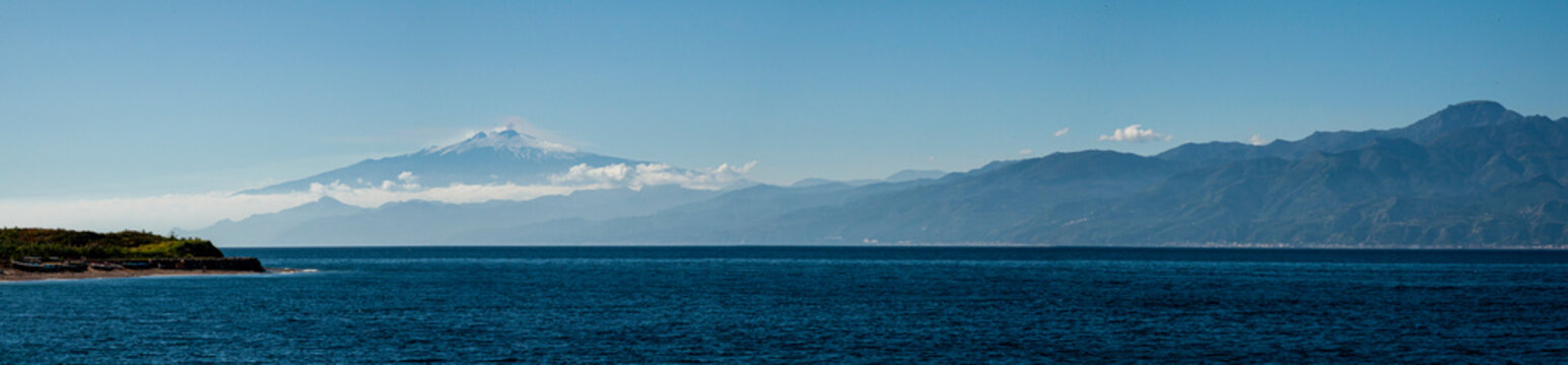 Panoramica dello Stretto di Messina con Etna sullo sfondo