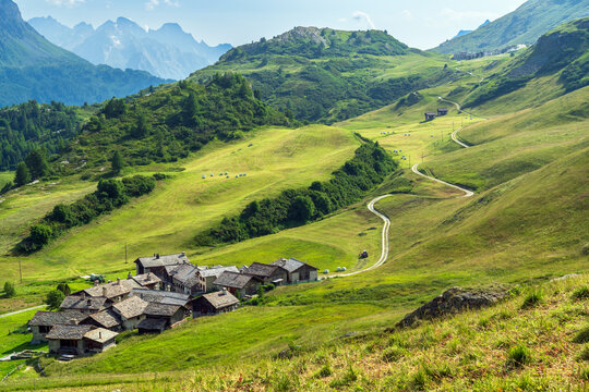 Das malerische Bergdorf Grevasalvas im Sommer, Filmkulisse des Spielfims Heidi, Sils, Engadin, Graub&uuml;nden, Schweiz