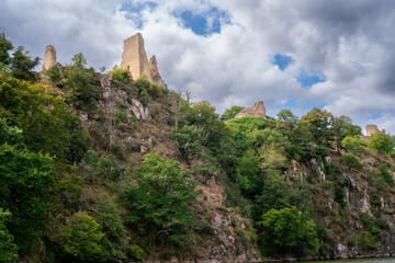 Fototapeta na wymiar Les ruines du château de Crozant dans le Berry en France, en Europe