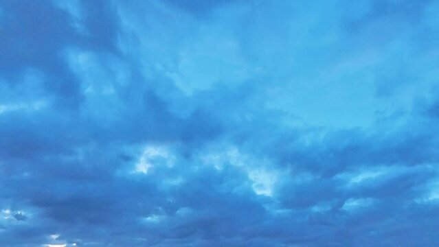 wolken, himmel, regenwetter, zeitraffer, fliegen, blau, meteorologie, sonnig, wind, sommer, fr&uuml;hling,  Sturm, Orkan, herbst,sch&auml;fchenwolke, watte, cumulus, wolkengebilde wetter, natur, wolkengebilde