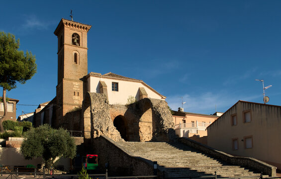 Iglesia de Maqueda, Espa&ntilde;a, en una tarde soleada. Luz natural