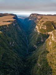 Fim de tarde no Cânion Fortaleza, vista aérea do vale do Cânion, Cambará do Sul, Rio Grande do...