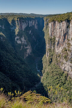 C&acirc;nion do Itaimbezinho, trilha do rio do Boi, Cambara do Sul, Rio Grande do Sul, Brasil.  
