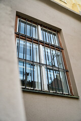Fenster mit weißem Rahmen und Stahl Gitter verstärkt