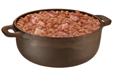 cumbuca de barro com feijão temperado com bacon isolado em fundo transparente