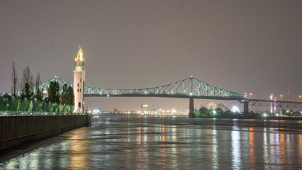 Fototapeta premium Jacques Cartier cantilever Montreal city bridge at night