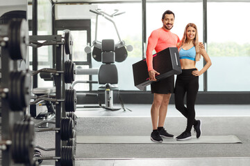 Fototapeta na wymiar Couple posing in a gym