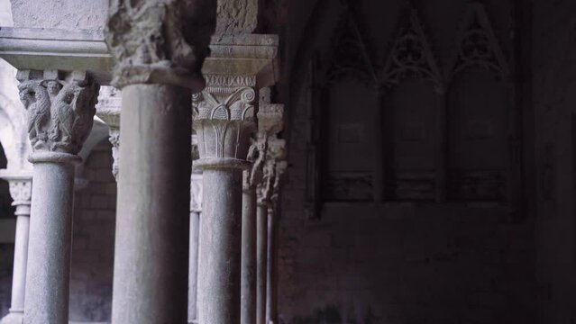 Columnas del patio de la Catedral de Santa Mar&iacute;a de Gerona, Catalu&ntilde;a