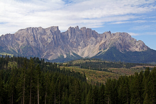 la parata di guglie del Latemar nelle Dolomiti di Fassa