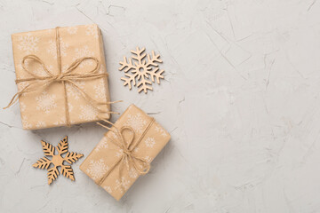 Obraz na płótnie Canvas Craft christmas gift boxes on concrete background, top view