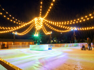 Fototapeta premium Ice skating during night in Christmas market, Bruges, Belgium