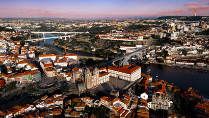 Porto Cidade Rio Douro Pelourinho Portugal Centro Hist&oacute;rico Patrim&ocirc;nio Mundial Ribeira Ponte Lu&iacute;s I Vinho Europa Portuguesa S&eacute; Torre Cl&eacute;rigos Rabelo Turismo Cultural Antigo Caves Vinho Drone Euro