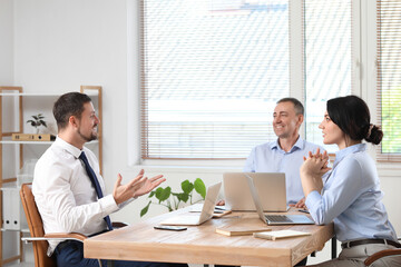 Obraz premium Business consultants working at table in office