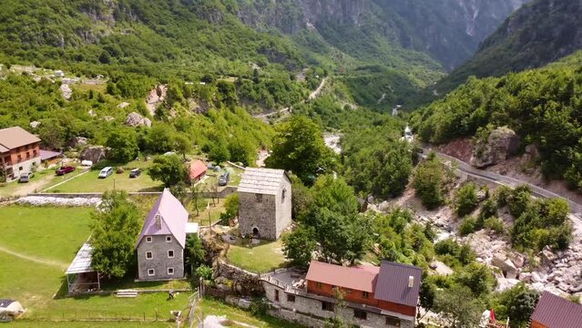 Plano de paneo sobre Nikoll Ko&ccedil;eku tower en el valle del parque nacional de Theth, Albania. Alpes de albania