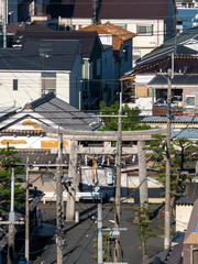 神社の鳥居が建つ街の風景