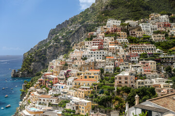 Naklejka premium Amalfi Coast, Italy - July 27, 2023: Luxury hotels, resorts and residential buildings along the shores and cliffs of the Amalfi Coast 