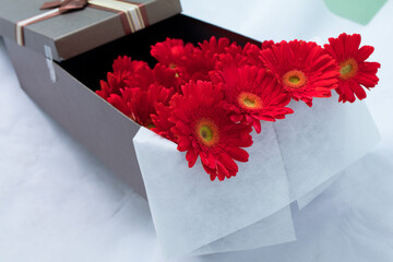 Clear, beautiful flowers are placed in a gift box.