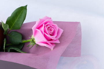 Clear, beautiful flowers are placed in a gift box.