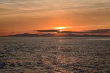 津軽海峡上で見た幻想的な夕焼け情景