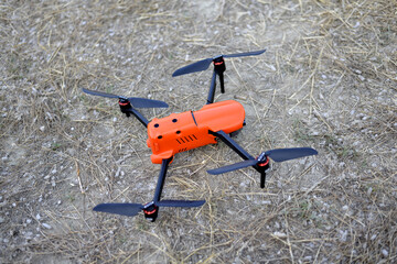 drone per riprese video in una campagna