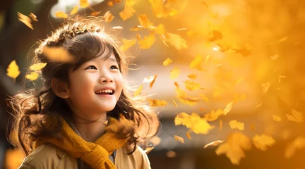 Fotobehang 落ちてくる紅葉を浴びながら楽しそうに笑い見上げる子どもたちの幸せそうな様子 © Hanako ITO