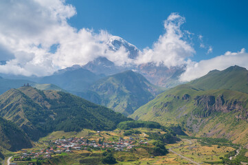 Fototapeta premium der Berg Kasbek mit 5047 m