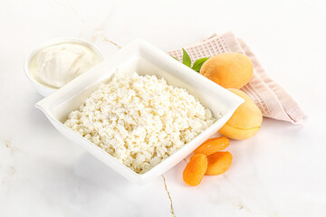 Cottage cheese with apricot and cream