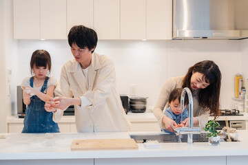 家で仲良くクッキングをする親子