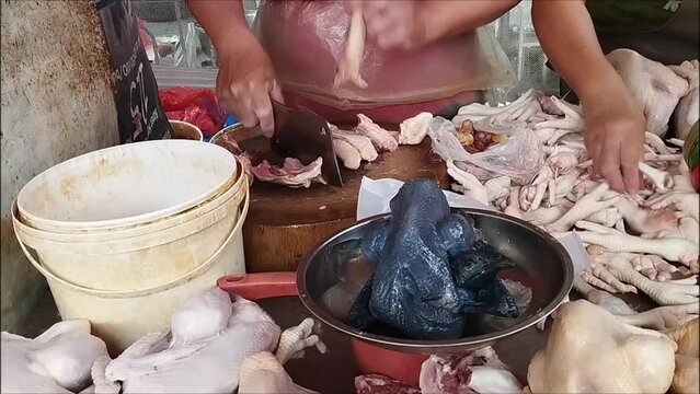 this is part of the process of cutting chicken meat by sellers in traditional markets