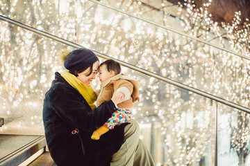 イルミネーションを楽しむお母さんと赤ちゃん