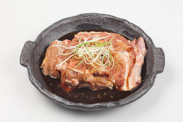 
A food made by marinating pork ribs in seasonings such as soy sauce, onion, and sugar for a certain period of time and then grilling them over a fire.