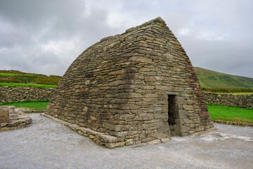 Fototapeta na wymiar Gallarus Oratory, (Séipéilín Ghallarais), early Christian church, Dingle Peninsula, County Kerry, Ireland, United Kingdom