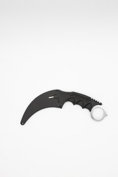 Cuchillo de combate Karambit aislado en fondo blanco