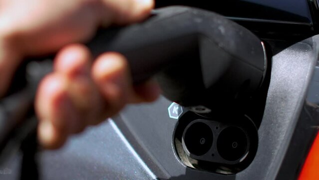 prise de chargement de voiture &eacute;lectrique pour charger une voiture moderne avec l'&eacute;lectricit&eacute; au ralenti